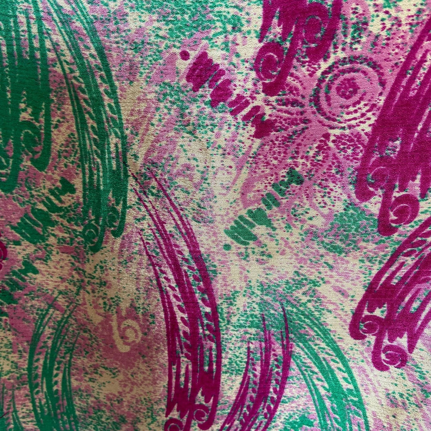 Stoffdetail: upcycelter Sari-Stoff in Magenta & Grün