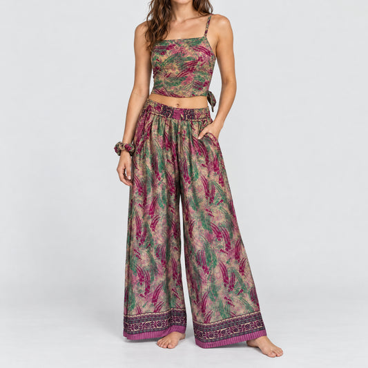 Model trägt Upcycled Set aus Wickeltop und Palazzo-Hose aus Sari-Stoff in Magenta & Grün