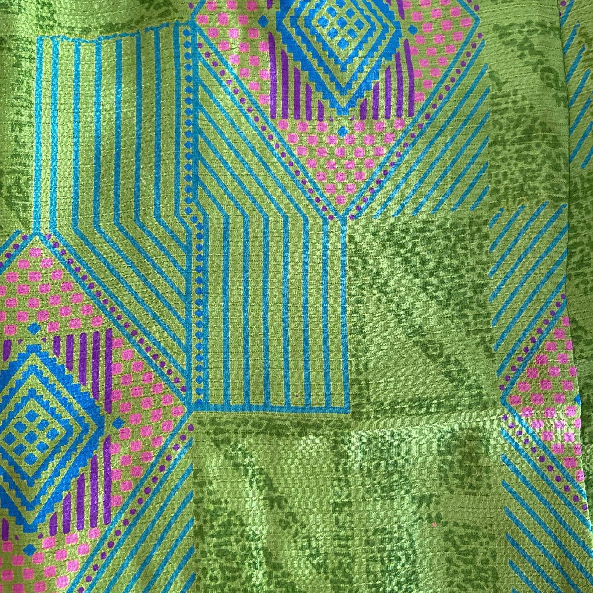Stoffdetail: upcycelter Sari-Stoff in Grün