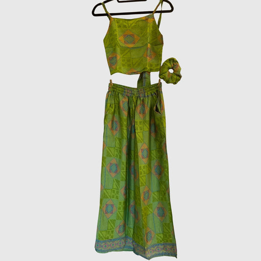 Upcycled Set aus Wickeltop und Palazzo-Hose aus Sari-Stoff in Grün, Vorderansicht