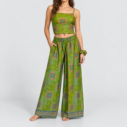 Model trägt Upcycled Set aus Wickeltop und Palazzo-Hose aus Sari-Stoff in Grün